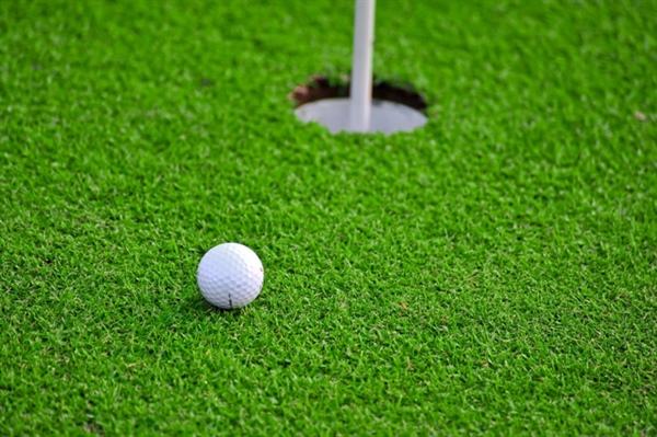 What Is the Best Outdoor Putting Green Surface?