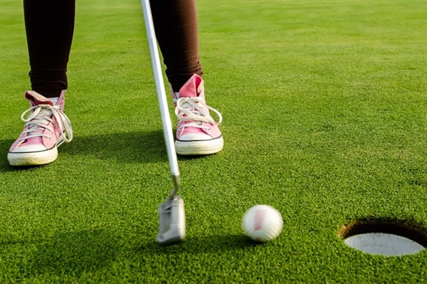 Synthetic vs. Natural Grass: Which Is Better for Your Putting Green?